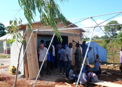 La Montagne de Jacmel - Le séisme ayant détruit l'école, une classe provisoire est reconstruite pour accueillir les cours numériques : murs en toile et structure en bois pour supporter le vidéoprojecteur interactif...