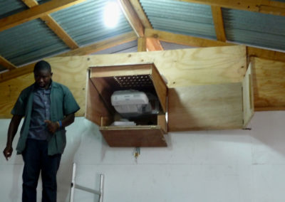 Ecoles des Salésiens (La Saline - PaP) - Le projecteur interactif est placé dans un coffret en bois pour le protéger de la poussière...