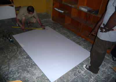Préparation du tableau blanc à l'école Youpi Youpi de Delmas 24.